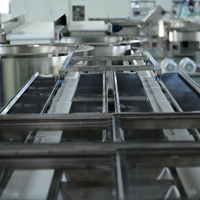 Máquina Automática de Alimentación de Pastel de Fideos Instantáneos Sincronizada con Máquina Tapadora 280 piezas/min Alta Precisión para Línea de Fideos en Tazón