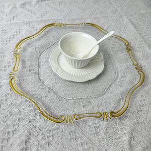 Plato <span class=keywords><strong>de</strong></span> Plástico Transparente <span class=keywords><strong>de</strong></span> 13 Pulgadas <span class=keywords><strong>con</strong></span> Borde Dorado y Diseño Floral, Reutilizable para Bodas, Cenas y Fiestas - Product Image 4