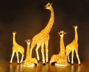 Estatua de resina de fibra de vidrio para decoración navideña, escultura de jirafa con luz LED con motivo de Animal - Product Image 4