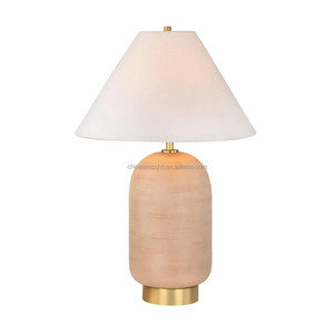 Lampe de table moderne en céramique texturée rose poudré avec base dorée |   Éclairage doux et glamour pour hall d'hôtel et espaces de vie haut de gamme - Product Image 1