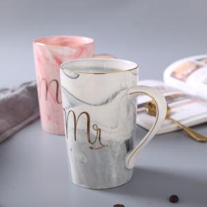 2024 ensemble-cadeau de <span class=keywords><strong>tasse</strong></span> de couple de la Saint-Valentin personnalisé Mr And & Mrs ensemble de 2 tasses à café en céramique marbrée boîte-cadeau avec couvercle et cuillère - Product Image 2