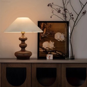 Lampe de bureau LED rétro française, bois blanc, abat-jour en tissu, haute qualité pour hôtel et restaurant, lampe de chevet - Product Image 1