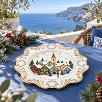 Assiette décorative élégante en plastique de 13 pouces, imprimée UV, motif village enneigé avec bordure dorée baroque, pour la décoration de table de Noël à la maison et à l'hôtel