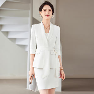 Traje de falda profesional para mujer, moderno y elegante, estilo diurna, ideal para recepcionistas de hotel. - Product Image 3