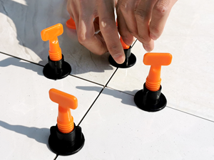 Sistema de Nivelación de Azulejos en Forma de T Sunsbuild de Alta Resistencia, Pasador de Acero Inoxidable, Diseño Impermeable para una Distribución Uniforme de los Azulejos en el Suelo - Product Image 2