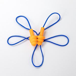 Bouchons d'oreilles réutilisables en silicone anti-bruit pour le sommeil et la natation, modèle Sapin de Noël 2025, à 3 couches avec cordon - Product Image 1