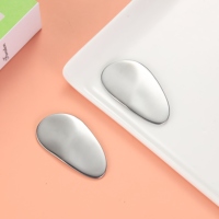 Outil de massage facial mini en acier inoxydable 304 en forme d'oreille ovale pour lisser les ridules et apaiser la peau
