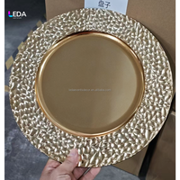 Assiettes de présentation dorées plissées LEDA pour mariage et événements, 13 pouces, en plastique, avec bord plissé