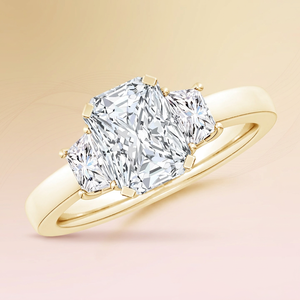 Anillo de Tres Piedras con Diamante Cultivado en Laboratorio con Corte Radiante Certificado por IGI, Diamantes Laterales con Corte Trapezoide en Oro de 10K, 14K, 18K, Plata 925, 935 - Product Image 1