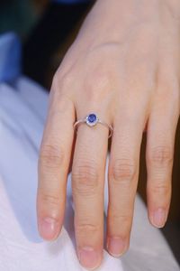 แหวนเพชรทรงรีประดับไพลินแท้ ดีไซน์เรียบหรู ทองคำขาว 18k จากซินฟลาย ไฟน์ จิวเวลรี่ - Product Image 4