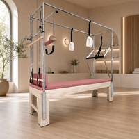 Table trapèze Cadillac en bois de chêne rose poussiéreux, avec pieds modulaires fendus et plateau plat antidérapant, pour cours de bien-être en boutique