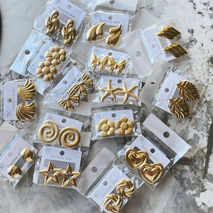 أقراط MW Fashion MIX بنمط أوراق الشجر المطروقة، مطلية بالذهب عيار 18 قيراط، أقراط من الفولاذ المقاوم للصدأ على شكل قلب وزهرة للبيع بالجملة الفاخرة - Product Image 1