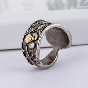 แหวนสแตนเลสลายดอกไม้ วงกว้าง สไตล์เรโทร เครื่องประดับผู้ชาย ของขวัญสำหรับโอกาสต่างๆ ประดับด้วยหินสังเคราะห์ XYR0016 - Product Image 1