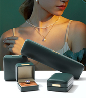 Boîte à bijoux de mariage carrée moderne en cuir PU, gravée avec logo personnalisé, faite à la main, avec fermeture à rabat, service OEM, pour boucles d'oreilles et bagues Pinuo