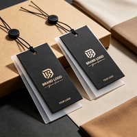 Nouvelles étiquettes suspendues personnalisées en papier écologique estampées à chaud argentées pour marque de vêtements de luxe avec chaîne à billes et œillet