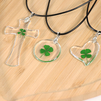 Collier trèfle à quatre feuilles en résine transparente avec pendentif cœur, bijou porte-bonheur