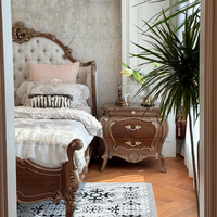 Table de chevet classique française sculptée à la main en noyer, table de chevet de luxe de style rococo avec accents pour chambre principale de villa
