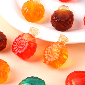Bonbons gélifiés en gros personnalisés aux saveurs de fruits assortis, sucrés et acidulés, certifiés Halal, en forme de bouteille de vin - Product Image 1