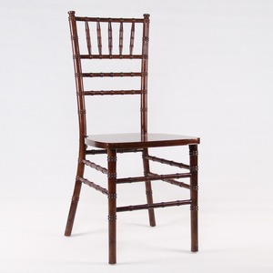Sedia <span class=keywords><strong>da</strong></span> banchetto per hotel <span class=keywords><strong>in</strong></span> <span class=keywords><strong>legno</strong></span> di alta qualità - Design Chiavari <span class=keywords><strong>in</strong></span> marrone scuro, esalta l'atmosfera di sale per matrimoni e sale conferenze - Product Image 1
