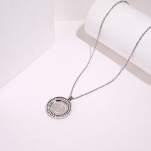 Joyería Fina, Colgante con Nombre Grabado Personalizado, en Acero Inoxidable Chapado en Oro Rosa <span class=keywords><strong>y</strong></span> Cristal, para Parejas, Estilo Moderno - Product Image 2