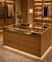 Dressing sur mesure de luxe en placage de bois avec porte en aluminium, éclairage LED intégré et îlot central de rangement pour villa