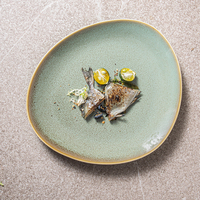 Décor à la maison assiettes empilables rustiques Restaurant assiette triangulaire de haut niveau en céramique 8.25 pouces tacheté couleur verte pain Platos
