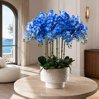 Grande orchidée artificielle blanche avec grappe de fleurs en boule dans un pot en céramique texturée blanche, centre de table de luxe pour hall d'hôtel