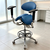 Tabouret dentaire à selle fendue avec double accoudoirs et repose-pieds en cuir microfibre médical pour clinique dentaire et hôpital