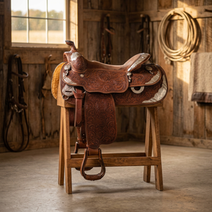 Silla de Montar Inglesa BS International NA84 de Cuero Grabado con Diseño de Árbol y Caballo, Herrajes Sostenibles SUS304, Última Llegada - Product Image 1