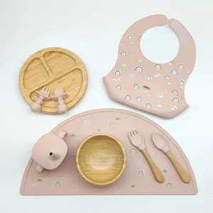 Ensemble d'alimentation pour bébé en silicone et bambou écologique personnalisé en gros, tasse à succion antidérapante, bavoir, cuillère, assiette pour nourrissons et tout-petits - Product Image 1