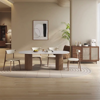 Chaise de salle à manger en bois massif de style scandinave avec siège rembourré crème, dossier minimaliste moderne pour maisons contemporaines