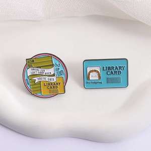 เข็มกลัดโลหะผสมสังกะสีเคลือบลายการ์ตูนน่ารักแบบกำหนดเองขายส่ง ดีไซน์ดอกไม้เคลือบสีดำนิกเกิล UV ของขวัญสำหรับบรรณารักษ์สุดอินเทรนด์ - Product Image 3