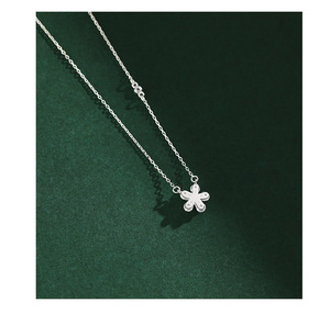 Collier avec pendentif fleur en argent Sterling S925 pour femmes, chaîne de clavicule minimaliste, cadeau polyvalent, bijoux élégants en argent - Product Image 3