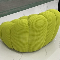 Fauteuil Bulle Roche Bobois, élégant, moderne, luxueux, en tissu rose, avec un design capitonné, pour la maison, le salon, le hall, la villa