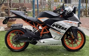 <span class=keywords><strong>Moto</strong></span> <span class=keywords><strong>sportive</strong></span> <span class=keywords><strong>KTM</strong></span> RC390 d'occasion avec carénage complet, moteur monocylindre de 373 cm³ refroidi par liquide, ABS Bosch à double canal, embrayage à glissement - Product Image 2