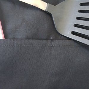 Đen Polyester Cotton Pha Trộn Eo Tạp Dề Biểu Tượng Tùy Chỉnh Thêu Thiết Kế Túi Lớn Ngắn Tạp Dề - Product Image 4