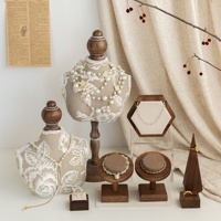 Présentoir vertical en bois massif de style rétro pour bijoux (bracelets, colliers, bagues) avec organisateur suspendu