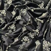 Tissu en velours noir avec bordure brodée de médaillons perlés argentés et garniture en dentelle à sequins pour robe de soirée, vente en gros sur mesure