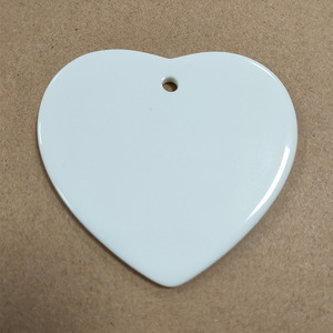 Colgante de cerámica en forma de corazón Decoración navideña Colgante de una pieza personalizado - Product Image 6