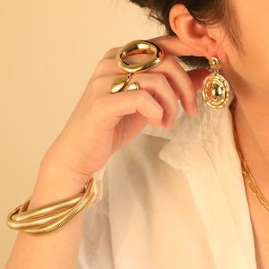 High Quality Wholesale 18K PVD <b>Gold</b> <b>Plated</b> Non-Fading Stainless Steel Chunky <b>Bangles</b> Wide Retractable Bracelets for Women - Product Image 4