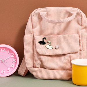 Spilla in metallo smaltato personalizzata con logo, design coppia di cigni, senza minimo d'ordine, all'ingrosso - Product Image 5