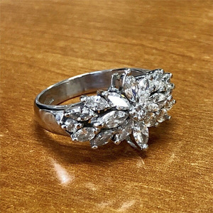 Anello Geometrico a Fiore per Donne, Design Floreale con Pietre Scintillanti, Elegante Gioiello da Dito per Matrimoni e Feste - Product Image 5