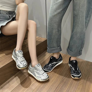 รองเท้าผ้าใบแบบสวมใส่สบาย ระบายอากาศได้ดี มีเชือกผูก ปิดนิ้วเท้า เหมาะสำหรับคู่รัก ใส่ไปเรียนได้ เพิ่มความสูง แฟชั่นอินเทรนด์ เดินสบาย ปี 2025 - Product Image 6
