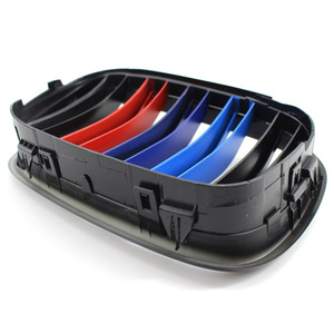 กระจังหน้า BMW E39 ซีรีส์ 5 สีดำเงา สไตล์ M พร้อมแถบสีแดงน้ำเงิน ทำจากพลาสติก ABS สำหรับรุ่นปี 1999-2003 รุ่นอัพเกรด - Product Image 3