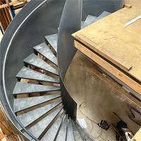 Maßge schneiderte gebogene Treppe mit Metallplatte Leitplanke Holz stufen Zeitgenössische Innen funktion für luxuriöse Wohnprojekte