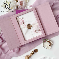 Boîte d'invitation de mariage de luxe en velours rose écologique, personnalisable avec estampage à chaud doré, élégante pour fiançailles, anniversaire, remise de diplôme, fête