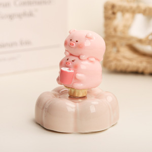 Décoration de tableau de bord de voiture en forme de petit <span class=keywords><strong>cochon</strong></span> rotatif, jouet tournant pour la maison et <span class=keywords><strong>le</strong></span> bureau, vente en gros - Product Image 4