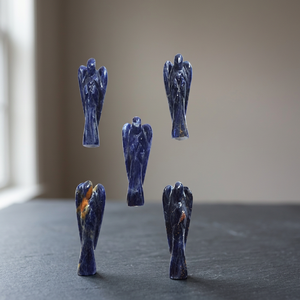 Figurines d'anges sculptées à la main en sodalite, pierre précieuse bleue, décoration artisanale pour la maison, art en pierre semi-précieuse de forme libre - Product Image 1