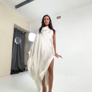 Nuovo Stile 2026: <span class=keywords><strong>Abito</strong></span> <span class=keywords><strong>Lungo</strong></span> <span class=keywords><strong>Bianco</strong></span> Europeo e Americano con Spacco Alto, Elegante Vestito da Sera per Donna, Design Minimalista - Product Image 1