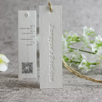 Étiquettes volantes personnalisées en papier coton texture 600g étiquettes de luxe logo en relief pour chiffons